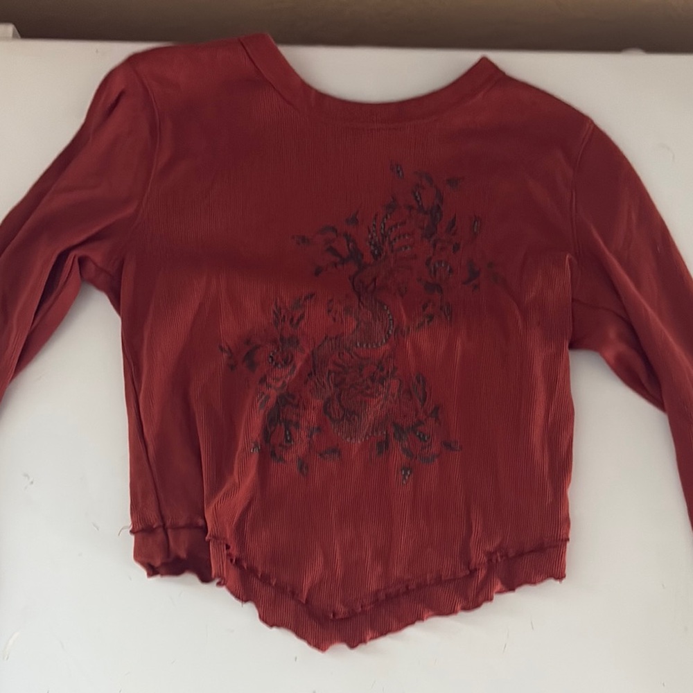 Arizona Jean Company Red 3/4 Sleeve Graphic Crop Blouse